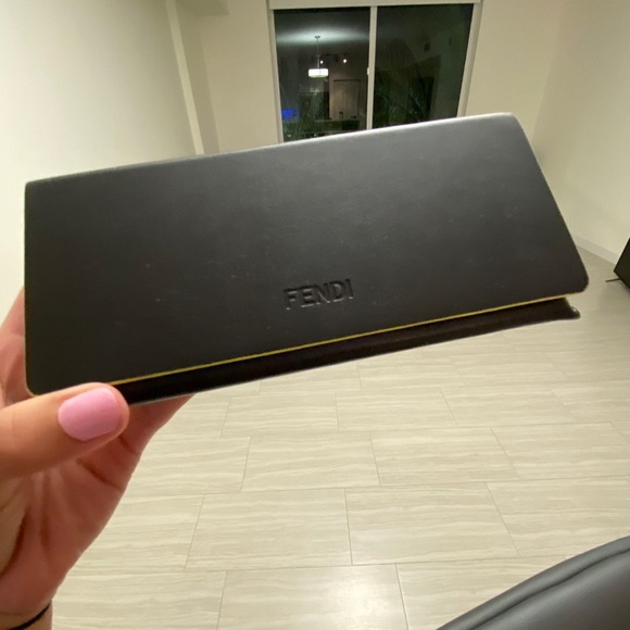 FENDI SUNGLASSES - Picture 3 of 4